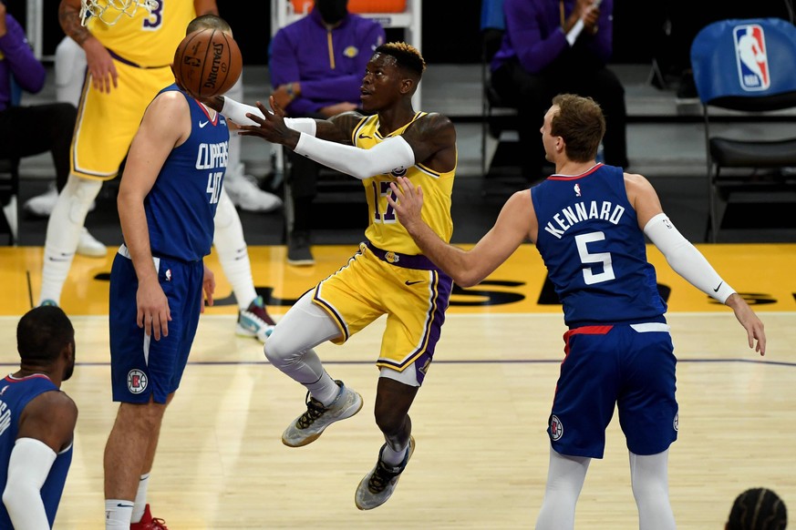 Im Saisonauftaktspiel der LA Lakers gegen die LA Clippers konnte Dennis Schröder (m.) schon eine gute Leistung zeigen.