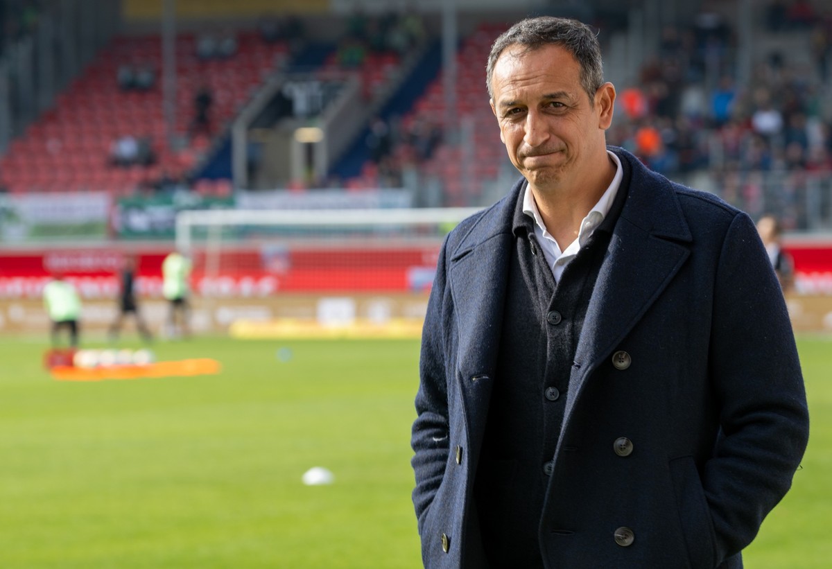 ARCHIV - 23.10.2022, Baden-W�rttemberg, Heidenheim: Fu�ball, 2. Bundesliga, 1. FC Heidenheim - SpVgg Greuther F�rth, 13. Spieltag in der Voith-Arena. F�rths Gesch�ftsf�hrer Rachid Azzouzi. (zu dpa: �� ...