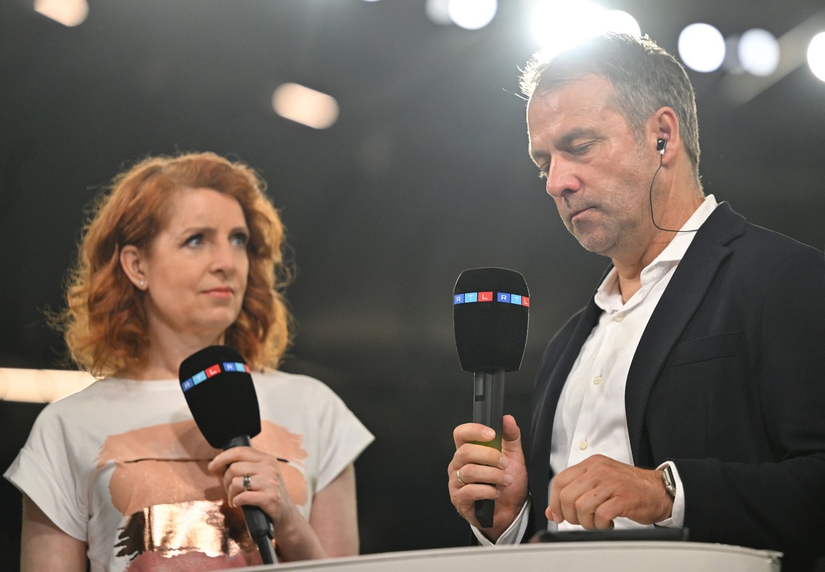 20.06.2023, Nordrhein-Westfalen, Gelsenkirchen: Fu�ball: L�nderspiele, Deutschland - Kolumbien, Veltins Arena. Deutschlands Bundestrainer Hansi Flick spricht nach dem Spiel mit der Sportmoderatorin Mo ...