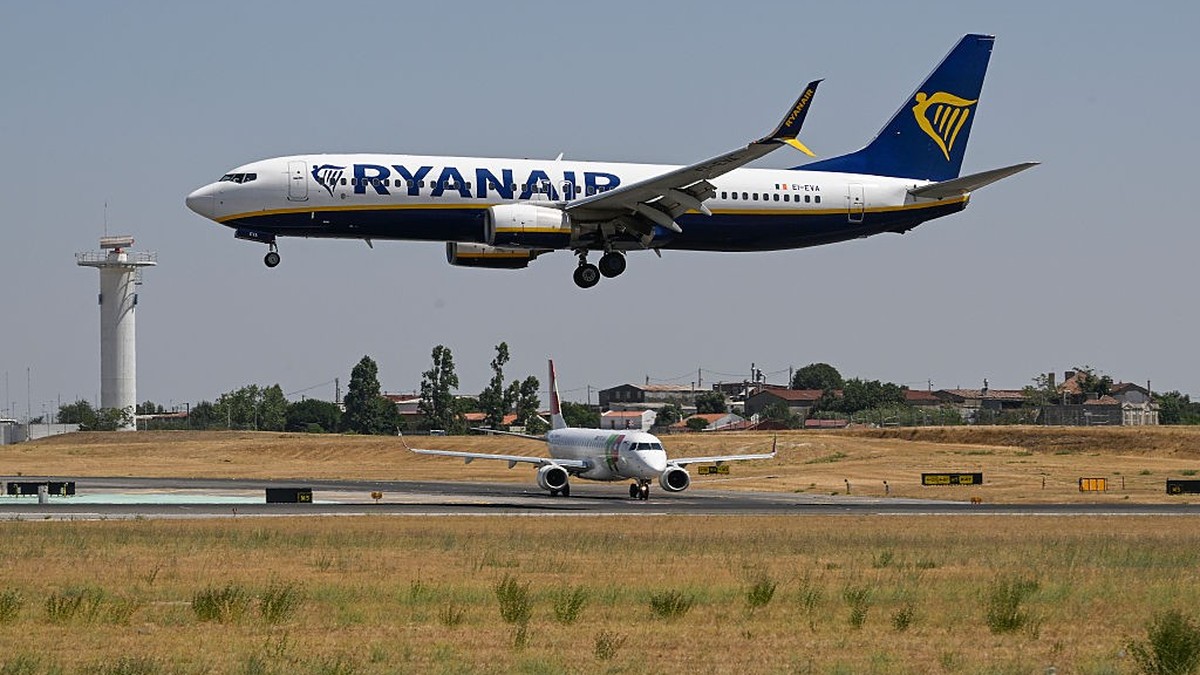 MADRID, SPAIN - AUGUST 23: Several people at a Ryanair check-in desk at Adolfo Suarez Madrid-Barajas Airport, on 23 August, 2025 Madrid, Spain. UGT called a strike at Azul Handling, Ryanair&#039;s gro ...