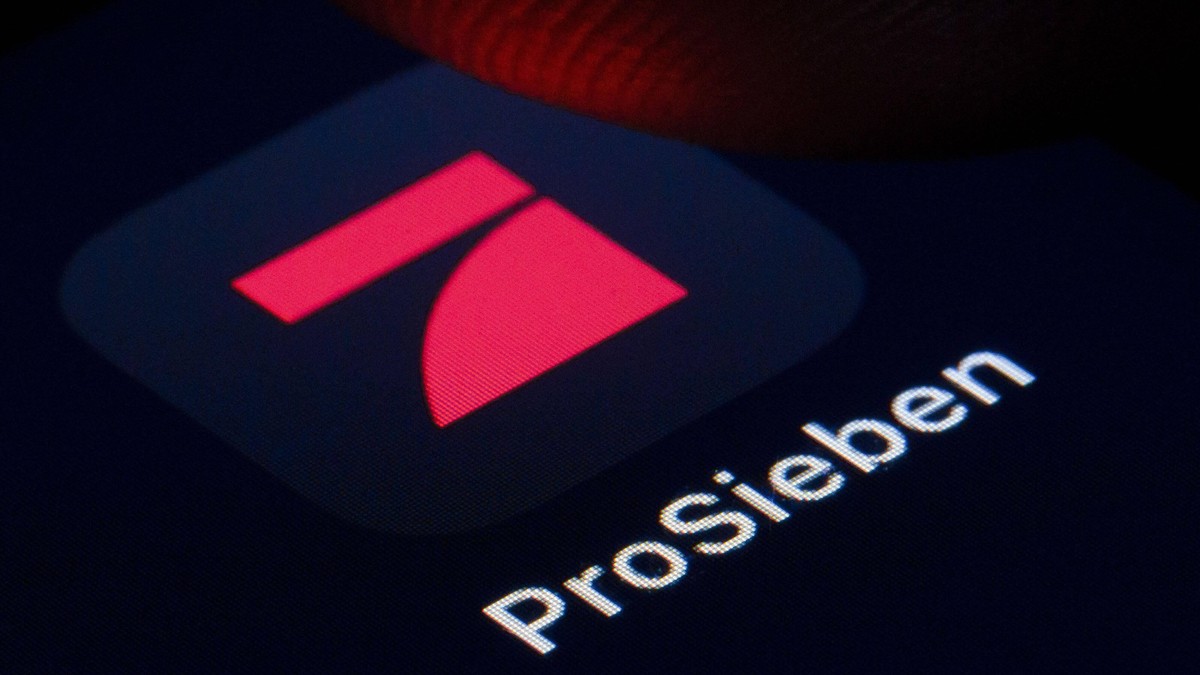 Das Logo des Fernsehsenders ProSieben ist auf dem Display eines Smartphone zu sehen. Berlin, 22.04.2020. Berlin Deutschland *** The ProSieben TV station logo can be seen on the display of a smartphone ...