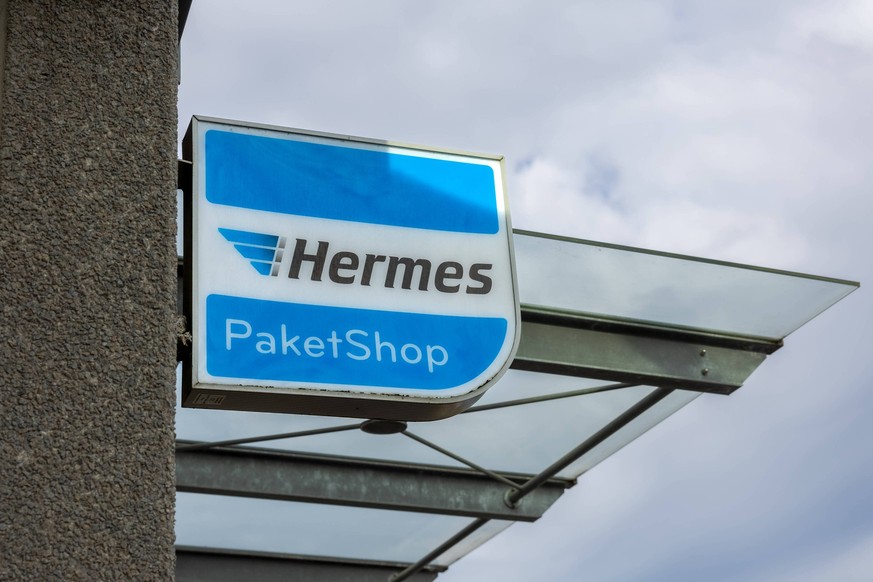 Symbolbild, Themenbild: Das Logo des Paketlieferdienst hermes Paket Shop an einer Niederlassung in Wachtberg 06.11.2022 Wachtberg Berkum NRW Deutschland *** Symbolic image, theme image The logo of the ...