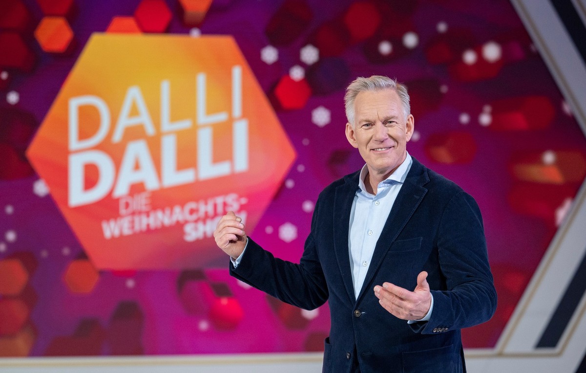 HANDOUT - 18.12.2023, -: Johannes B. Kerner steht vor dem Sendungslogo von &quot;Dalli Dalli - die Weihnachtsshow&quot;, die am Dienstag, 19.12.2023 im ZDF ausgestrahlt wird. Foto: Sascha Baumann,/ZDF ...