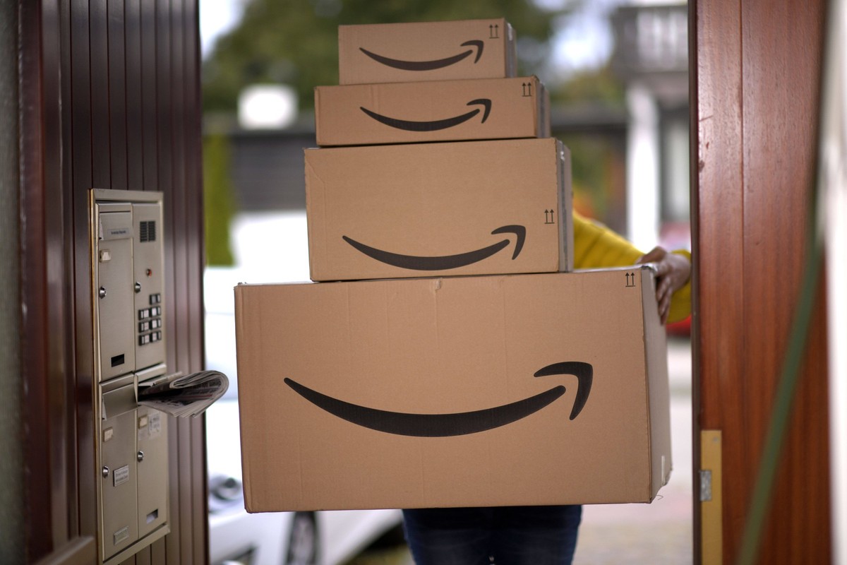 19.11.2020, Pakete von Amazon werden an der Haustüre angeliefert. 19.11.2020, AMAZON Paketanlieferung 19.11.2020, AMAZON Paketanlieferung *** 19 11 2020, Parcels from Amazon are delivered to the front ...
