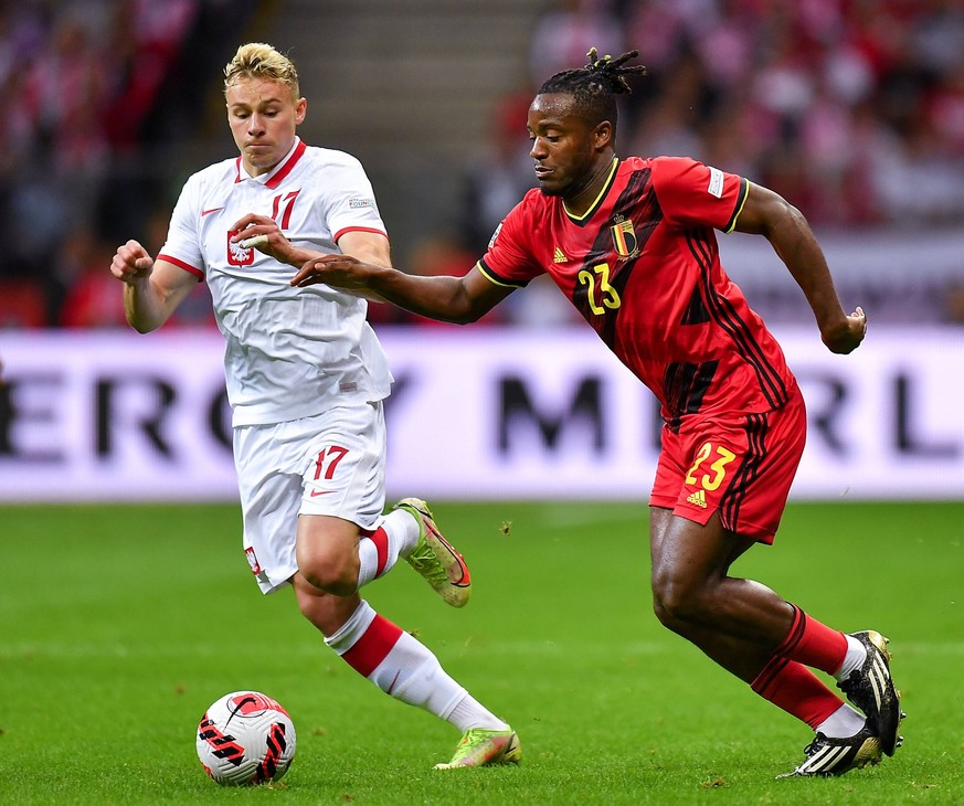 220615 -- WARSAW, June 15, 2022 -- Szymon Zurkowski L of Poland tackles Michy Batshuayi of Belgium during the League A Group 4 match between Poland and Belgium of the 2022 UEFA Nations League in Warsa ...