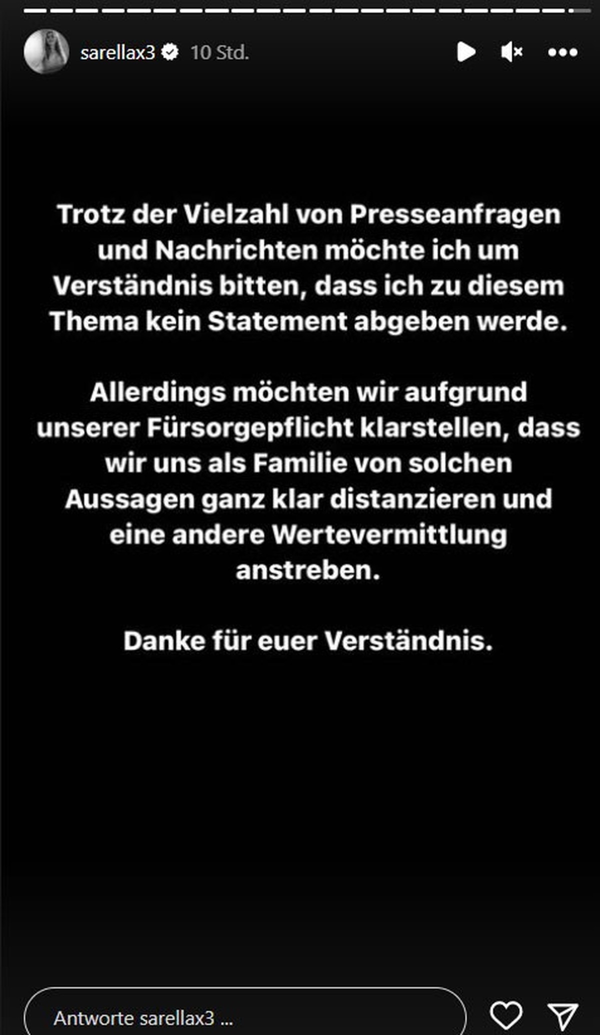 Sarah Engels gibt eine kurze Erklärung ab.