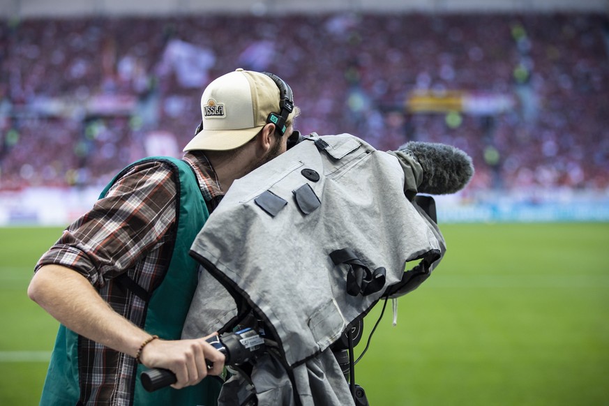 11.09.2022, Baden-Württemberg, Freiburg im Breisgau: Ein Kameramann filmt vor einem Fußballspiel. (zu dpa: «Frauen-Bundesliga im Free-TV bei Sport1, ARD und ZDF») Foto: Tom Weller/dpa +++ dpa-Bildfunk ...