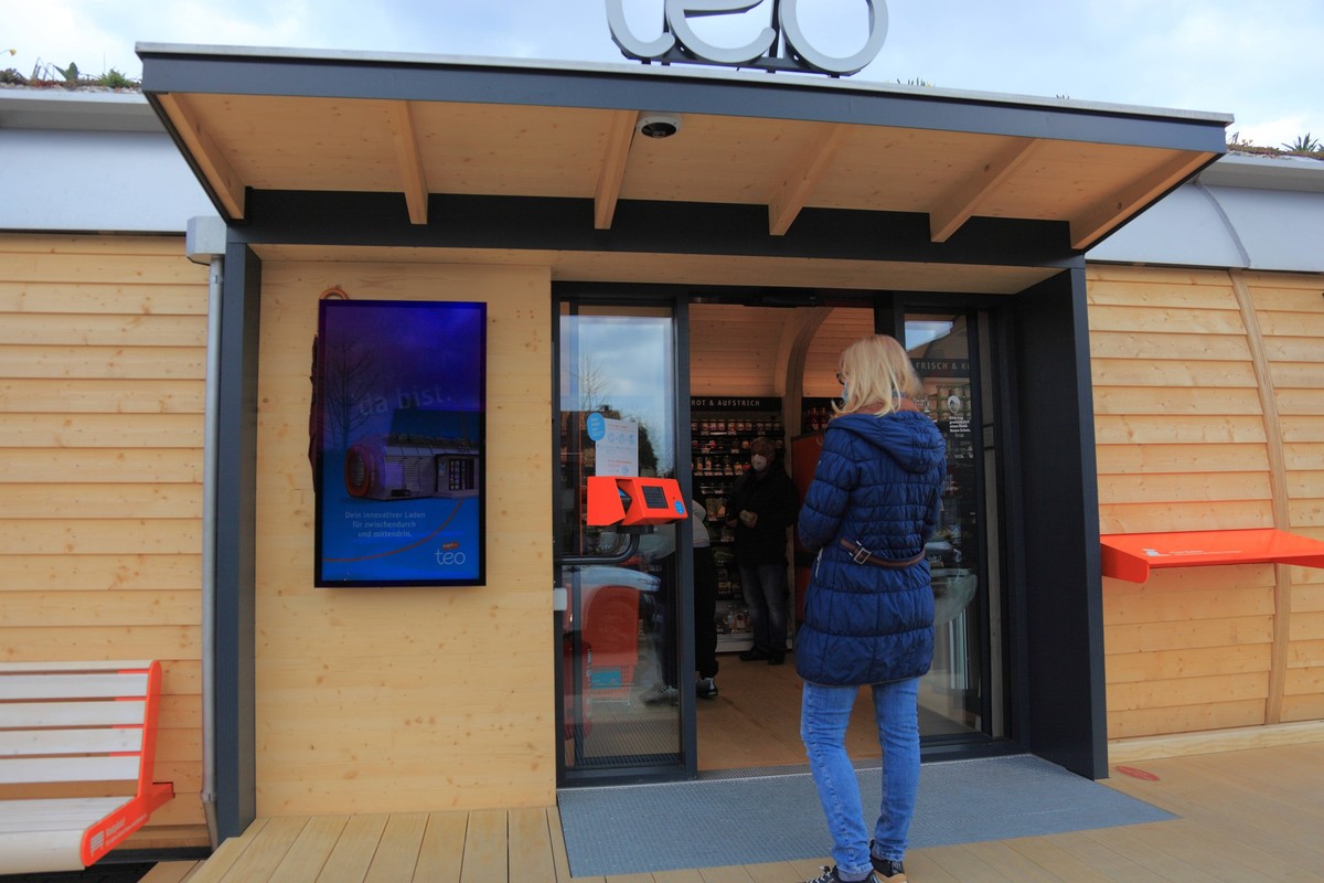 digitaler Selbstbedienungsladen Teo der Firma Tegut, hier in Rasdorf im Landkreis Fulda, Hessen, Deutschland 1f-840112