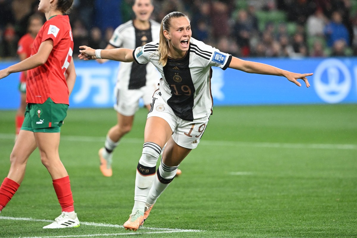24.07.2023, Australien, Melbourne: Fußball, Frauen: WM, Deutschland - Marokko, Vorrunde, Gruppe H, 1. Spieltag, Melbourne Rectangular Stadium: Deutschlands Klara Bühl freut sich über ihren 3:0 Treffer ...