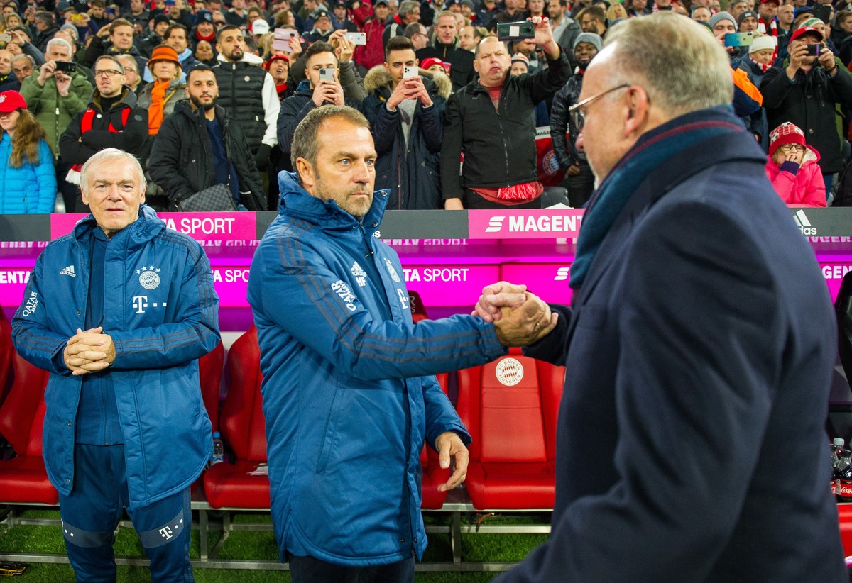 Hansi Flick mit Karl-Heinz Rummenigge (r.) und Co-Trainer Hermann Gerland (l.).