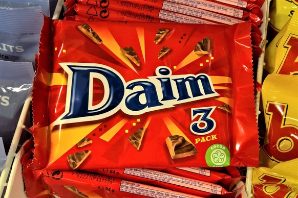 Daim ist eine Suessware (Suessigkeit), die vom Nahrungsmittelhersteller Mondelez International hergestellt und in Deutschland durch die Genuport Trade AG vertrieben wird. Daim besteht innen aus einer  ...