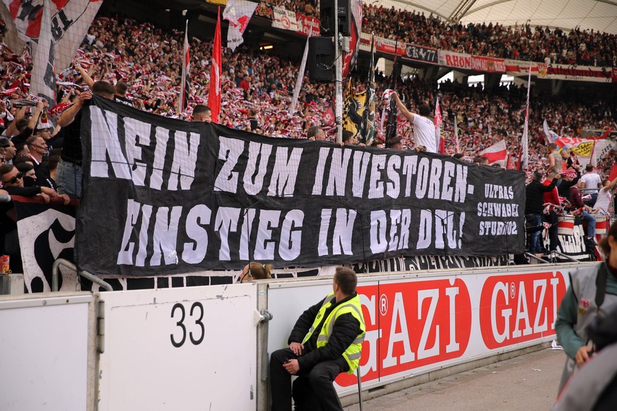 29.04.23 VfB Stuttgart - Borussia Mönchengladbach Deutschland, Stuttgart, 29.04.2023, Fussball, Bundesliga, VfB Stuttgart - Borussia Mönchengladbach: VfB Stuttgart Plakat Nein zum Investoren Einstieg  ...