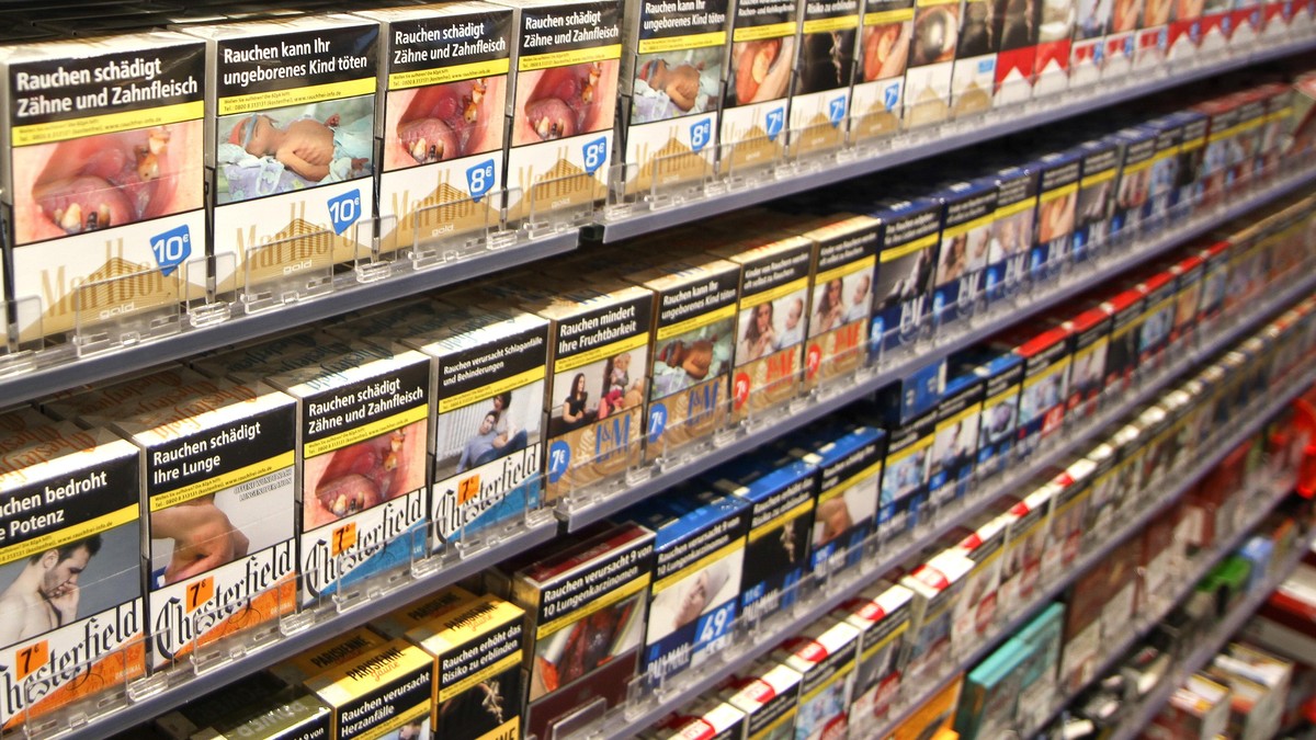 Themenbild - Einkaufen, vollbeladener Einkaufswagen im Discounter, Supermarkt Bild: viele verschiedene Sorten von Zigaretten, Zigarren, Filterzigaretten, in einem Discounter in der Zigarettenabteilung ...