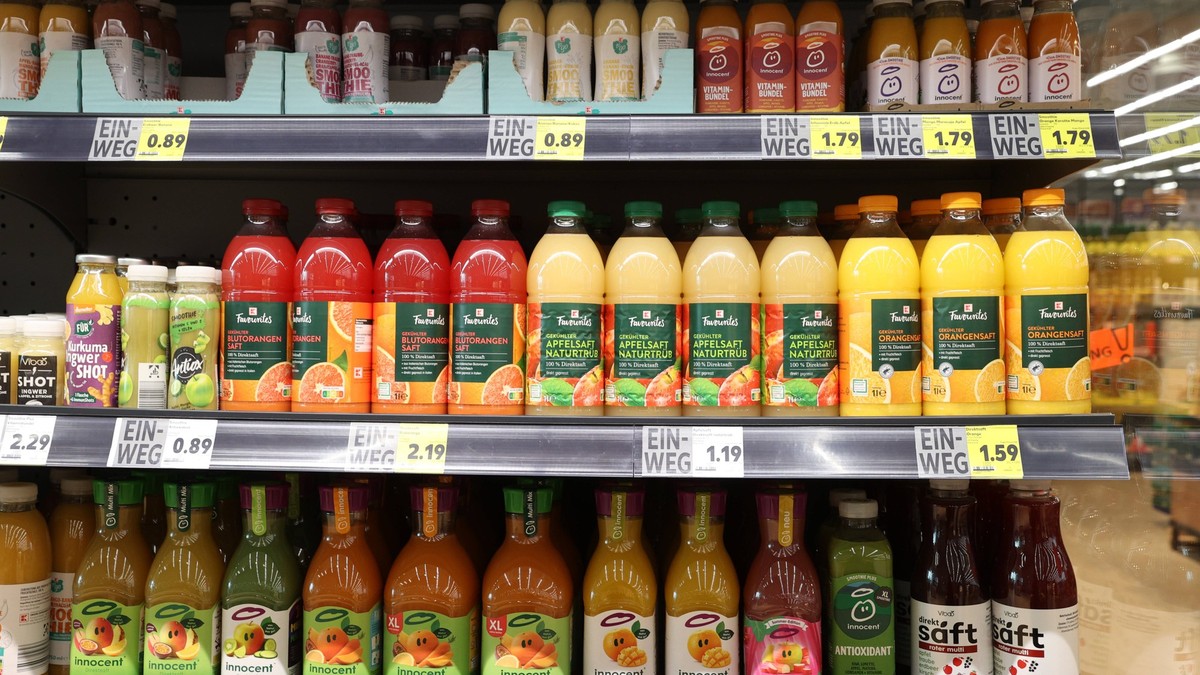 Supermarkt Symbolfoto, Obst und Gemüse Abteilung, Saft, Apfelsaft, Orangensaft, Innocent, *** Supermarket symbol photo, fruit and vegetable department, juice, apple juice, orange juice, Innocent,