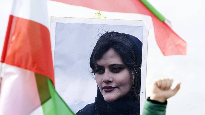 Berlin, Protest auf Reichstagswiese nach Tod von Mahsa Amini im Iran Mit Plakaten von Masha Amini demonstrieren Teilnehmer für Demokratie und Freiheit im Iran auf der Reichstagswiese. Berlin, 28.09.20 ...