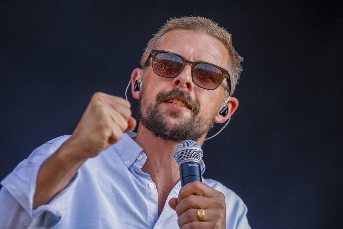 Zweiter Tag des Highfield Festivals in Gro�p�sna bei Leipzig am St�rmthaler See. Veranstaltet wird das Ereignis von fkp scorpio und semmel concert. Hier die Band Gloria mit TV Moderator Klaas Heufer U ...