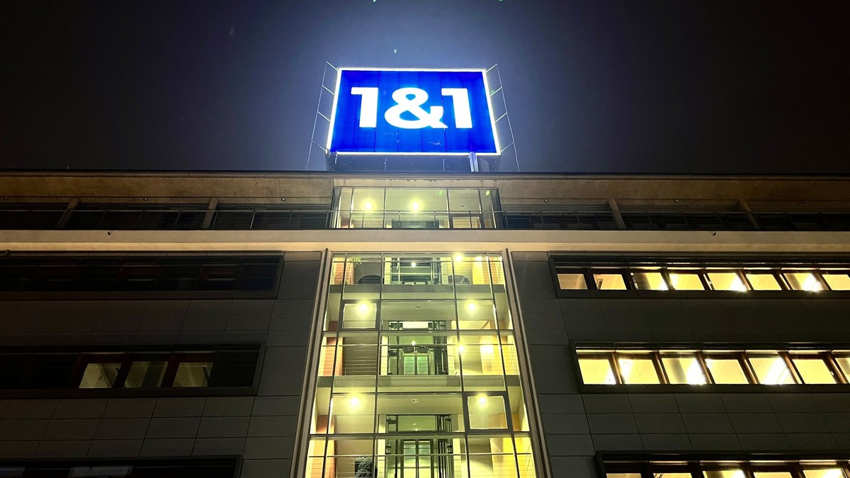 dpatopbilder - 08.12.2023, Nordrhein-Westfalen, Montabaur: Das Logo von 1&1 ist auf dem Dach der Firmenzentrale installiert. Der Telekommunikationsanbieter 1&1 will seine mobilen Dienste am Fr ...