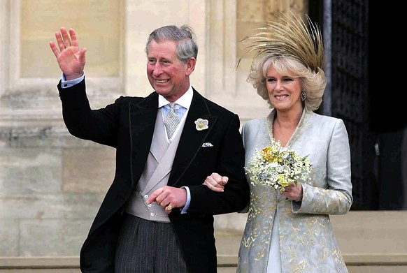 ARCHIV - 09.04.2005, Gro�britannien, Windsor: Der Prinz von Wales verl�sst mit seiner Frau Camilla Herzogin von Cornwall nach einem Gebets- und Weihegottesdienst anl�sslich ihrer Trauung die St. Georg ...