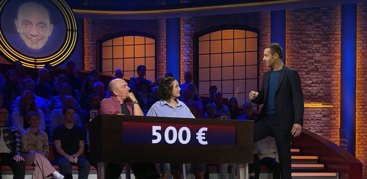 Bernhard Hoëcker, Luisa Charlotte Schulz hören sich den Witz von Kai Pflaume an.