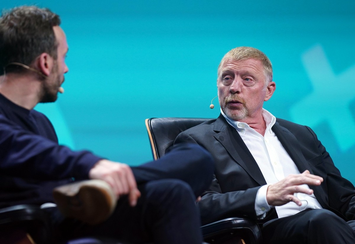 10.05.2023, Hamburg: Boris Becker (r), ehemaliger Tennis-Spieler, sitzt neben Philipp Westermeyer, OMR-Geschäftsführer, auf der Bühne der Digital-Messe OMR in den Messehallen. Rund 70.000 Besucher wer ...