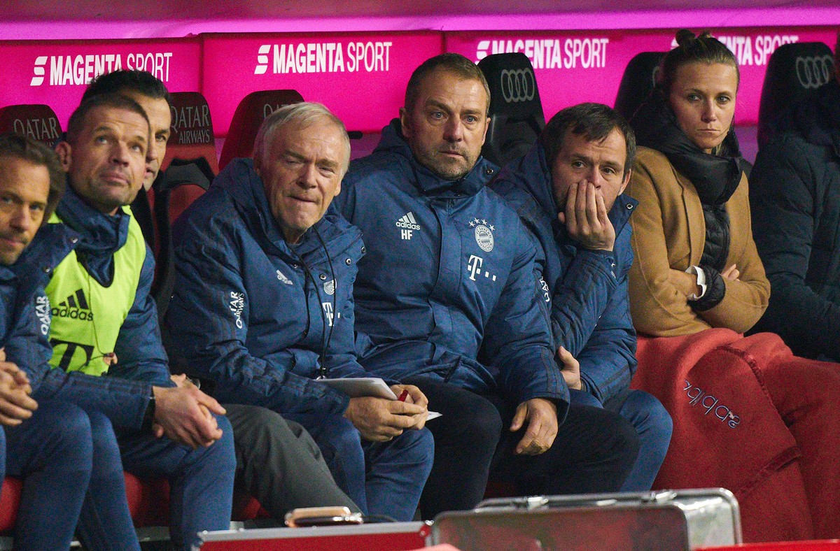 Da sitzt er: Der heimliche Heynckes aka Hansi Flick (3.v.r.).