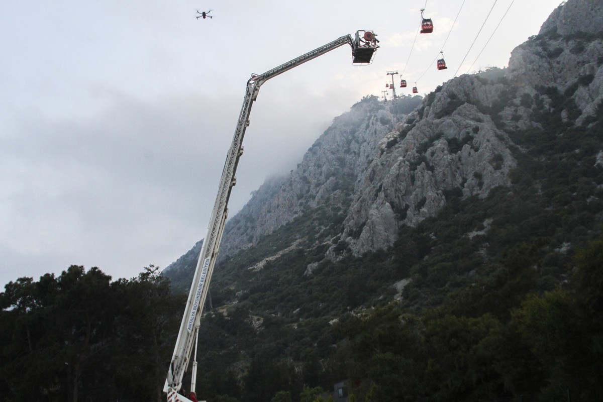 12.04.2024, Türkei, Antalya: Ein Rettungsteam arbeitet daran Passagieren aus einer Seilbahn zu befreien. Eine Seilbahnkatastrophe in der Südtürkei forderte am Freitag während des Feiertags Eid al-Fitr ...