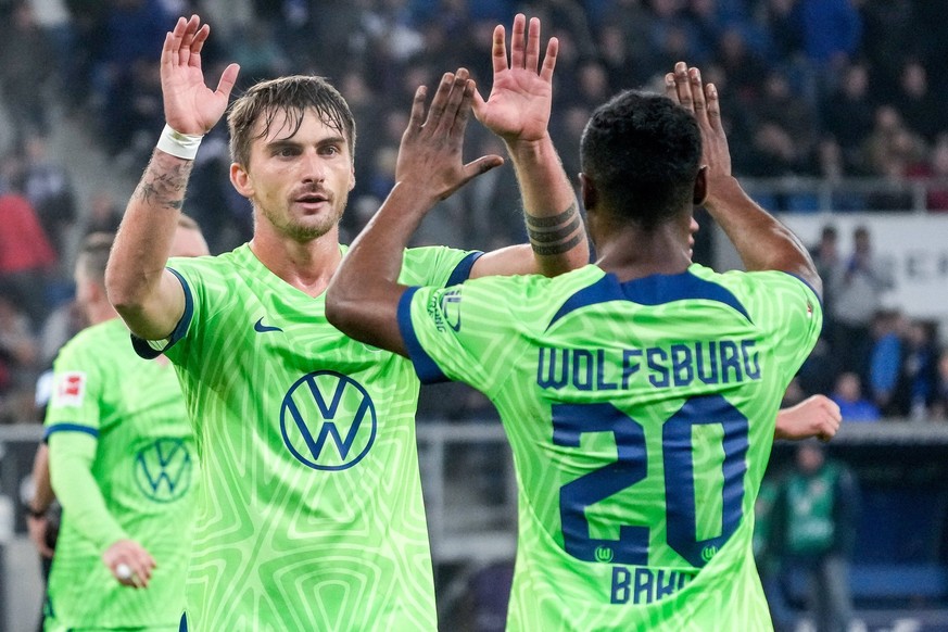 v.li.: Maximilian Philipp Wolfsburg, 17, Ridle Baku Wolfsburg, 20, Spieler vom VfL Wolfsburg, Jubel nach dem Schlusspfiff, Sieg, Sieger, Gewinner, jubelt, jubeln, Freude, optimistisch, Highlight, Acti ...