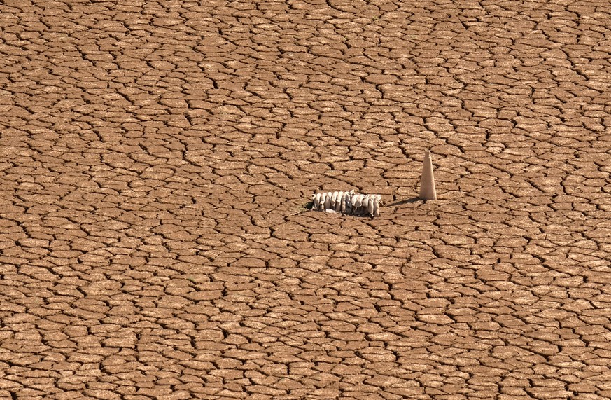 Garbage lies on cracked earth at the almost empty Maria Cristina water reservoir during a severe drought near Castellon, Spain, September 14, 2018. REUTERS/Heino Kalis