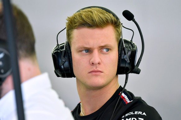 23.02.2023, Bahrain, Sakhir: Motorsport: Formel-1-Testfahrten in Bahrain. Testfahrer Mick Schumacher aus Deutschland vom Team Mercedes in der Box. Foto: Hasan Bratic/dpa +++ dpa-Bildfunk +++