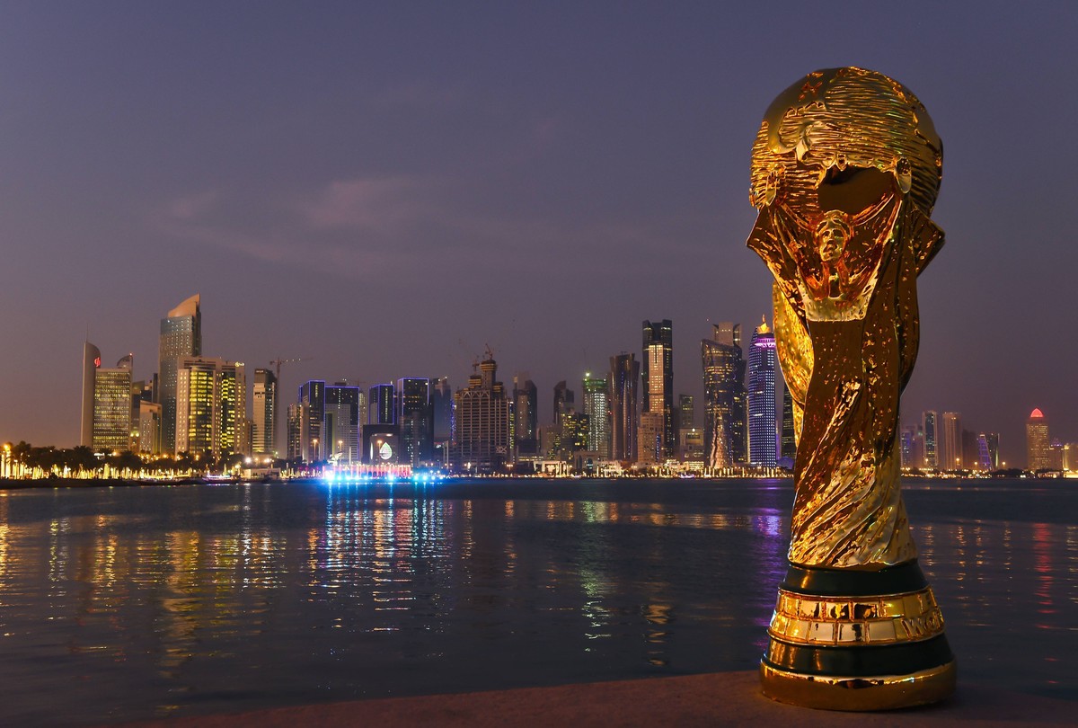 Fussball International FIFA WM 2022 in Katar 22.12.2014 Ein Replika des FIFA WM Pokal vor der Skyline von Doha PUBLICATIONxNOTxINxAUTxSUIxITA
Football International FIFA World Cup 2022 in Qatar 22 ...