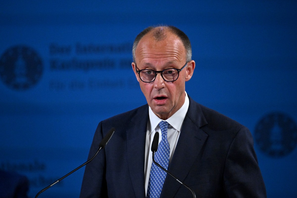 29.05.2025, Nordrhein-Westfalen, Aachen: Bundeskanzler Friedrich Merz (CDU) hält eine Rede zur Verleihung des Internationalen Karlspreises im Rathaus an EU-Kommissionspräsidentin von der Leyen. Foto:  ...