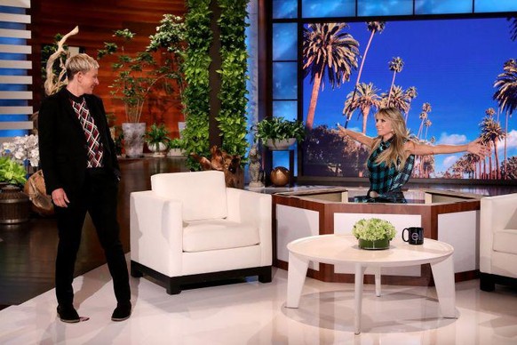 Heidi Klum taucht plötzlich in der Show von Ellen DeGeneres auf.