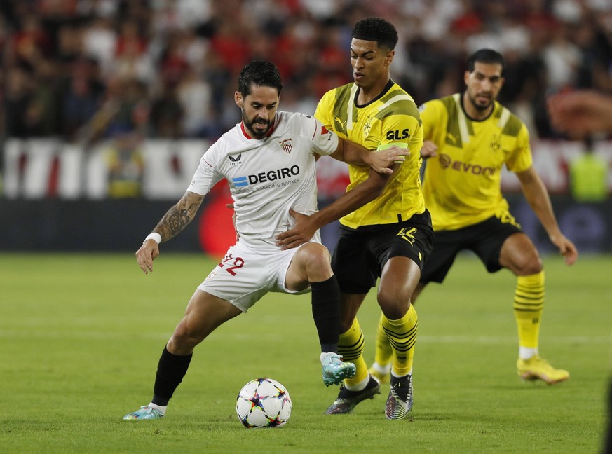 Partido de la Liga de Campeones entre el Sevilla y el Borussia Dortmund. En la imagen, Isco y Bellingham. Champions League match between Sevilla and Borussia Dortmund. In this picture, Isco and Bellin ...