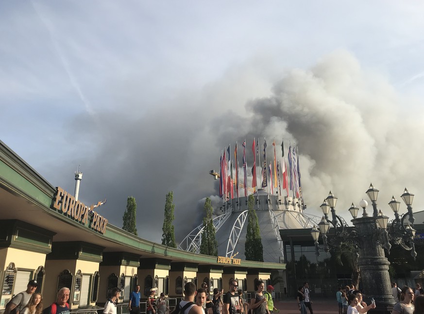 Feuer im Europapark: LKA-Mitarbeiter sucht nach Brandursache 