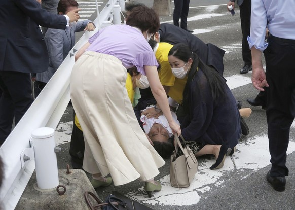 ARCHIV - 08.07.2022, Japan, Nara: Japans ehemaliger Premierminister Shinzo Abe liegt am Boden und wird medizinisch versorgt. Auf Japans fr�heren rechtskonservativen Regierungschef Shinzo Abe ist w�hre ...