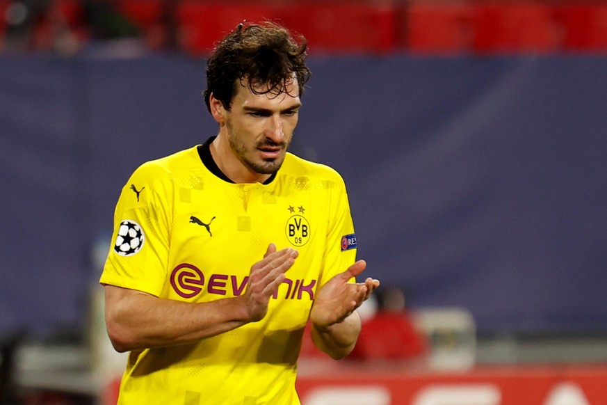 Fußball: Champions League, K.o.-Runde, Achtelfinale, Hinspiel FC Sevilla - Borussia Dortmund im Estadio Ramon Sanchez Pizjuan. Mats Hummels von Dortmund reagiert auf den Spielverlauf.