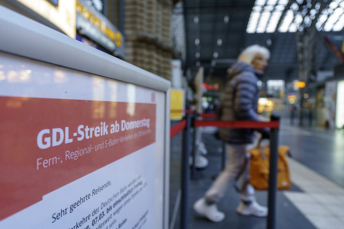 07.03.2024, Hessen, Frankfurt/Main: Eine Hinweistafel im Frankfurter Hauptbahnhof informiert �ber den Streik der Lokf�hrergewerkschaft GDL. Die GDL hatte ihre Mitglieder zum Streik von Mittwochabend 1 ...