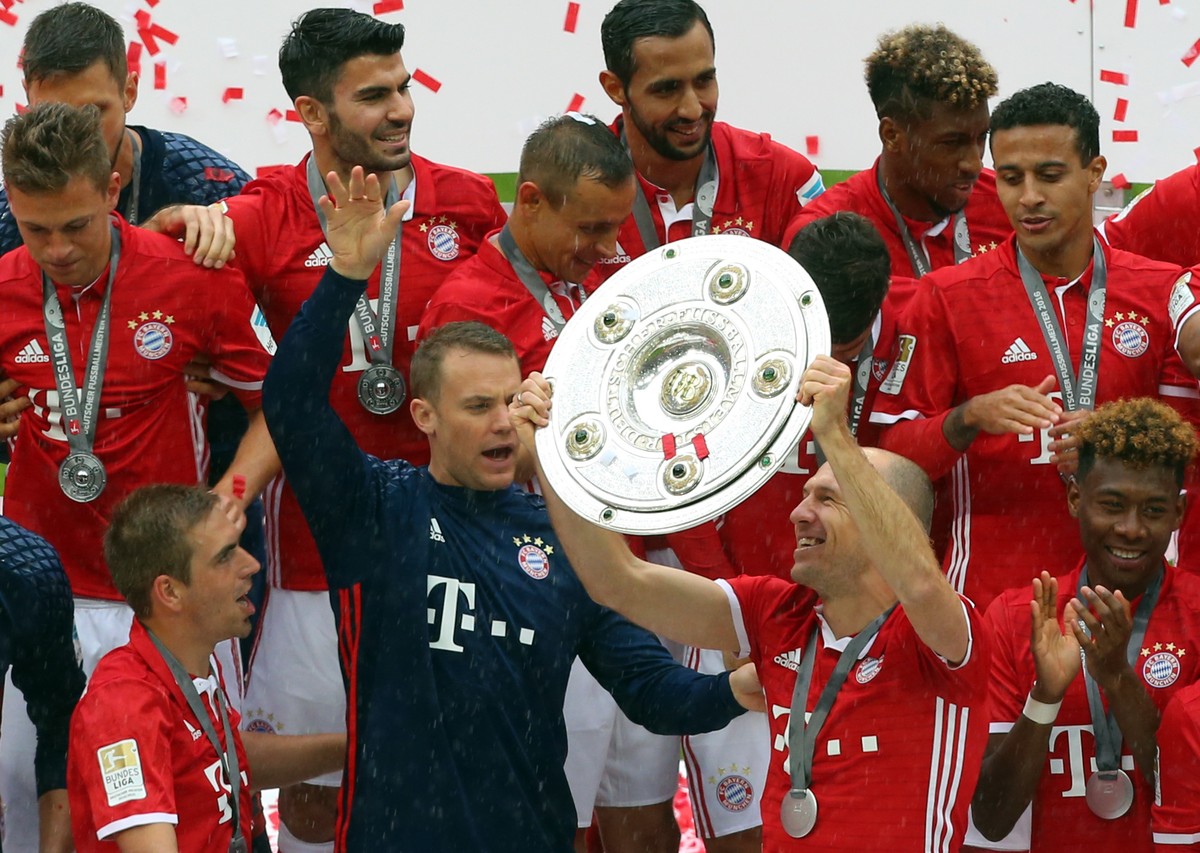 2016: Arjen Robben hält die Meisterschale