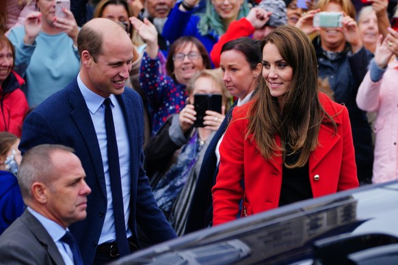 27.09.2022, Gro�britannien, Swansea: Kate und William, der Prinz und die Prinzessin von Wales, verlassen die St. Thomas Church nach ihrem Besuch. Foto: Ben Birchall/PA Wire/dpa +++ dpa-Bildfunk +++