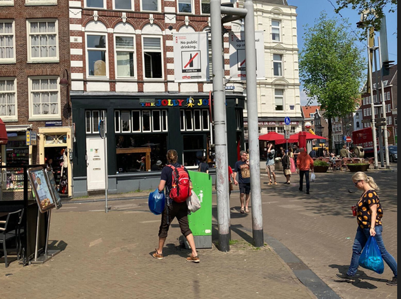 Nicht nur Kiffen, auch Alkoholkonsum ist in der Amsterdamer Innenstadt öffentlich verboten.