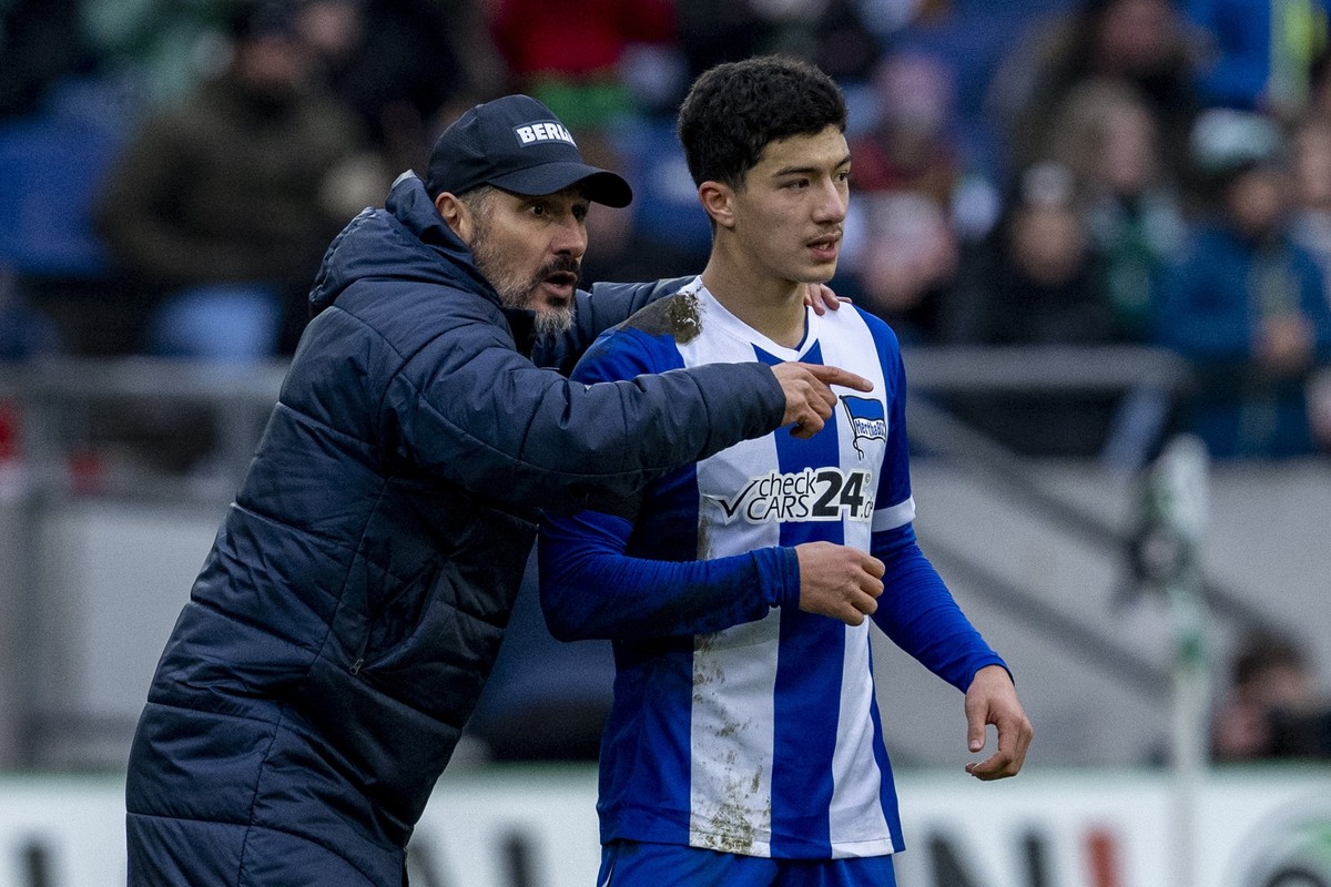 ARCHIV - 22.12.2024, Niedersachsen, Hannover: Fußball: 2. Bundesliga, Hannover 96 - Hertha BSC, 17. Spieltag, Heinz von Heiden-Arena: Berlins Trainer Cristian Fiel (l) gibt Berlins Ibrahim Maza Anweis ...