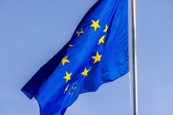 ARCHIV - 05.10.2022, Frankreich, Straßburg: Die Flagge der Europäischen Union weht vor dem Gebäude des Europäischen Parlaments in Straßburg. (zu dpa: «Klage gegen EU-Kommission? Gutachten zeigt kein e ...