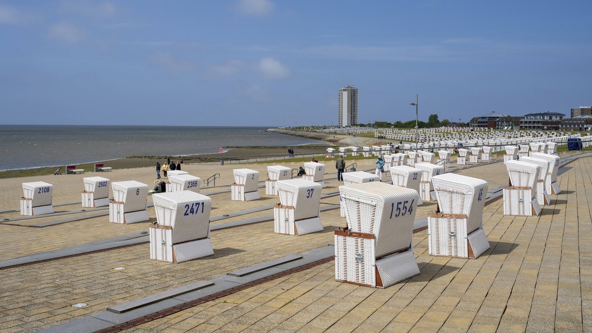 Strandkörbe an gepflasterter Küste, Promenade, Büsum, Nordsee, Schleswig-Holstein, Deutschland, Europa Beach chairs on paved coast, promenade, Büsum, North Sea, Schleswig-Holstein, Germany, Europe Cop ...