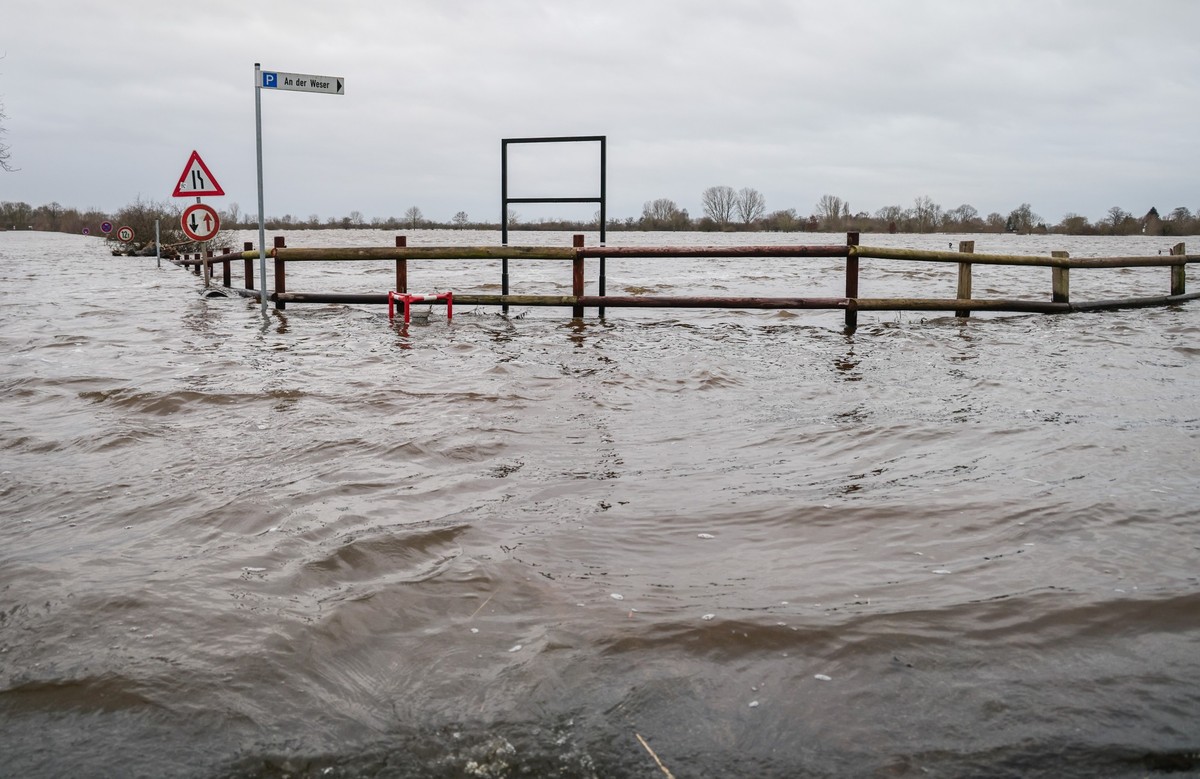01.01.2024, Niedersachsen, Achim: Das Hochwasser der Weser steht auf den Wiesen in Achim-Baden. Zahlreiche Helfer sind im Landkreis Verden unterwegs, um Deiche zu sichern und Wohngebiete vor dem Hochw ...