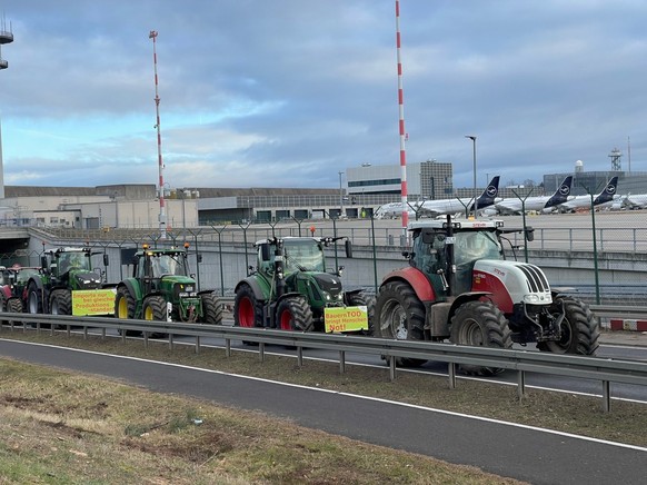dpatopbilder - 03.02.2024, Hessen, Frankfurt/Main: Traktoren fahren auf einer Stra�e am Flughafen Frankfurt vorbei. Wie ein Polizeisprecher sagte, begaben sich die Bauern am Morgen gegen 6 Uhr Richtun ...