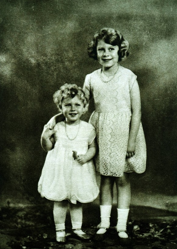 Die kleine Elizabeth (r.) damals mit ihrer (noch kleineren) Schwester Margaret.