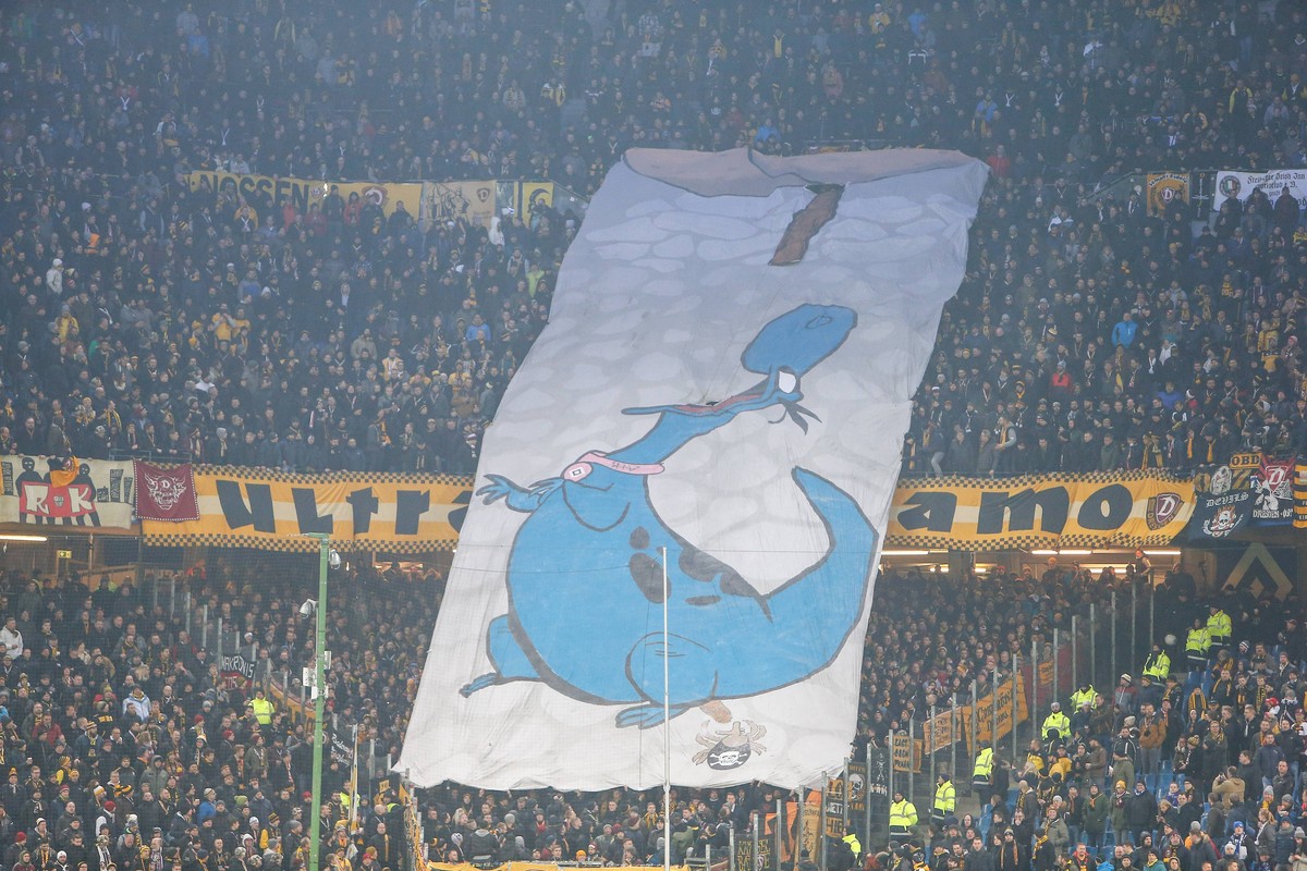 11.02.2019, xtgx, Fussball 2. Bundesliga, Hamburger SV - Dynamo Dresden emspor, v.l. dresden fans banner plakat choreografie hsv hamburg dino (DFL/DFB REGULATIONS PROHIBIT ANY USE OF PHOTOGRAPHS as IM ...