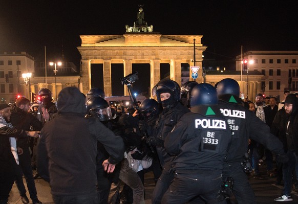 dpatopbilder - 17.10.2023, Berlin: Palästinenser sowie deren Unterstützer streiten sich mit der Polizei vor dem Brandenburger Tor. Nach einer Pro-Palästina-Mahnwache sind nach Angaben der Polizei Eins ...