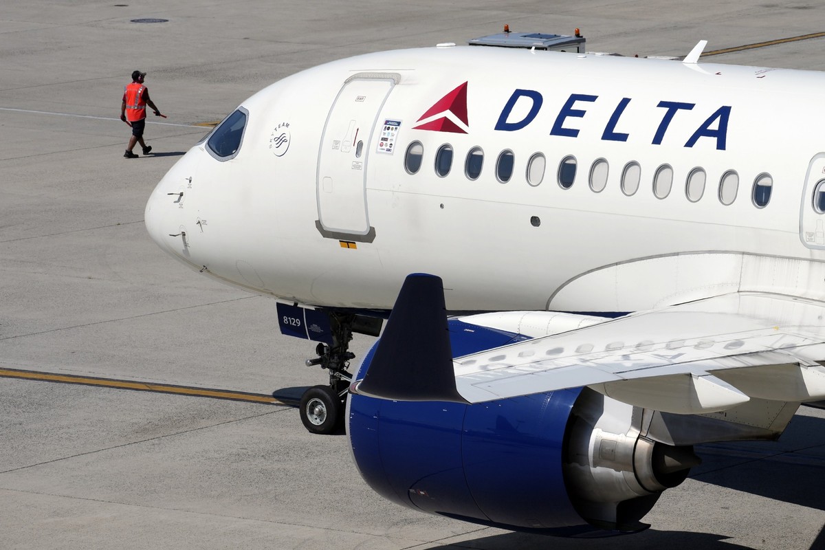 ARCHIV - 19.07.2024, USA, Boston: Ein Flugzeug in der Lackierung der Delta Airlines verlässt das Gate am Logan International Airport. Die tagelangen Computer-Ausfälle durch ein defektes Update der IT- ...