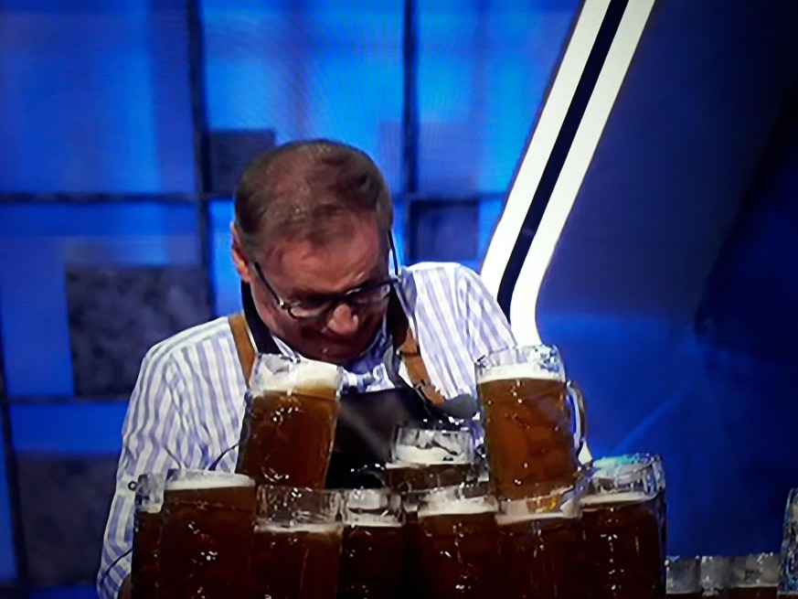 Günther Jauch gibt beim Bierkrugstemmen alles.